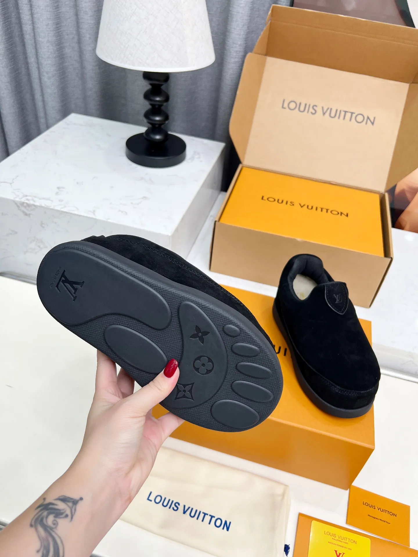 [L Family] P: 740💰 Couple model, size: women 35-41 (customized at 41 for women), 39-46 for men (customized at 45.46) The 2025 iteration of this Time Out sneaker, couple model, LV co-branded nigo, donkey brand, Louis Vuitton, ugly, cute😍Many Internet celebrities have shown off their feet, a classic and versatile item. Fabric: Imported high mercerized cow suede. Lining: high-grade elastic mesh, outsole: original molded outsole, palm print rubber outsole with hidden L letter and Monongram flower.